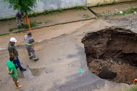 Cratera se abre em rua do bairro Antônio Bezerra após chuvas em Fortaleza