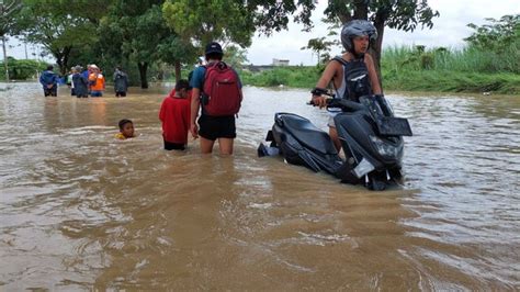 Banjir Di Perumahan Puri Nirwana Residence Bekasi Warga Mesti Naik