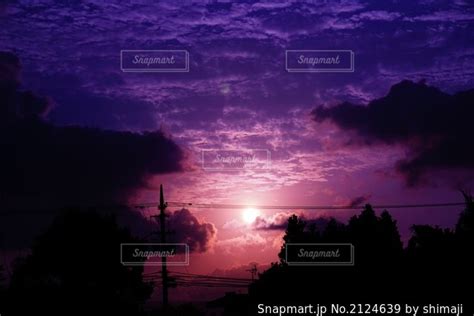 夜の闇を裂く太陽の写真・画像素材 2124639 Snapmart（スナップマート）