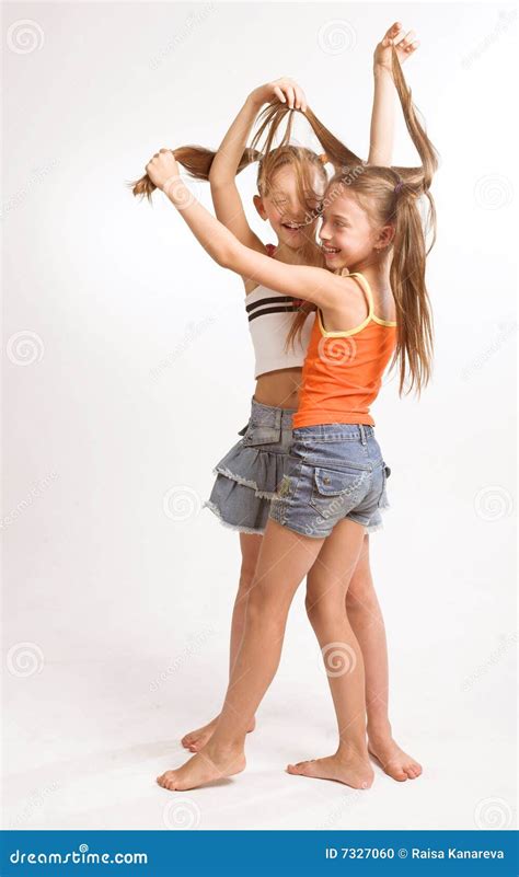 Deux Petites Filles Blondes Photo stock Image du parentalité pose