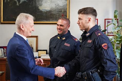 Firenze Ruba Al Supermercato Per Fame I Poliziotti Gli Fanno La Spesa