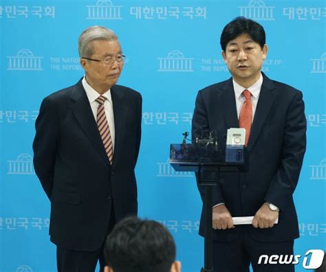 취재진 질문 받는 김종인 위원장과 김범준 박사 네이트 뉴스