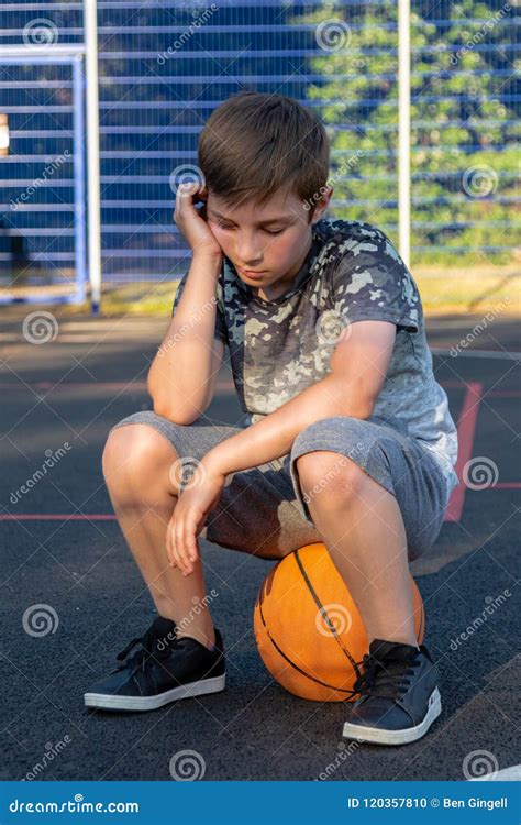 Menino Caucasiano Pre Adolescente Que Joga Fora Foto De Stock Imagem