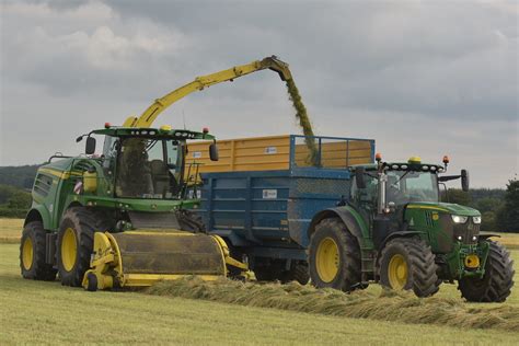 John Deere I Spfh Filling A Kane Halfpipe Trailer Draw Flickr