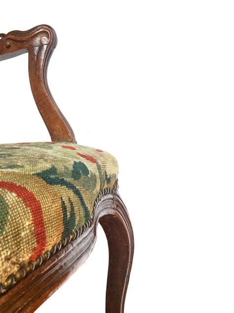 Paire De Fauteuils En Noyer Recouverts De Broderies Au Petit Point