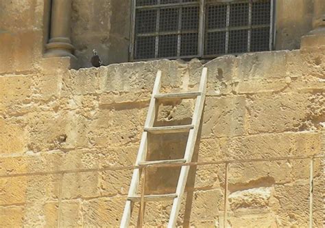 La Escalera Del Santo Sepulcro Que Lleva Siglos En El Mismo Lugar Y