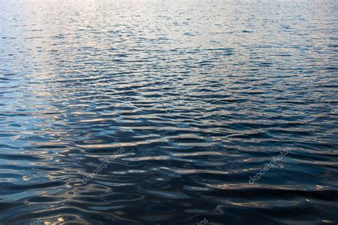 Superficie De Agua Con Ondas Y Reflejos De Rayos Solares