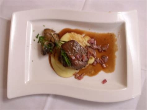 Rinderfilet in süßer Rotweinsoße mit geräuchertem Bacon Kartoffelpüree