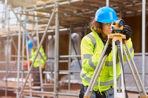 女建築工地 照片檔及更多 測量師 照片 測量師 建築業 建築地盤 Istock