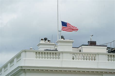 Half Mast / Why Are Flags At Half Mast The Meaning Behind The Tribute ...