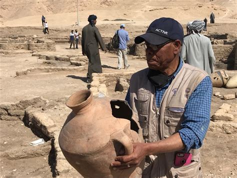 El Conocido Egipt Logo Zahi Hawass Anuncia El Descubrimiento De La