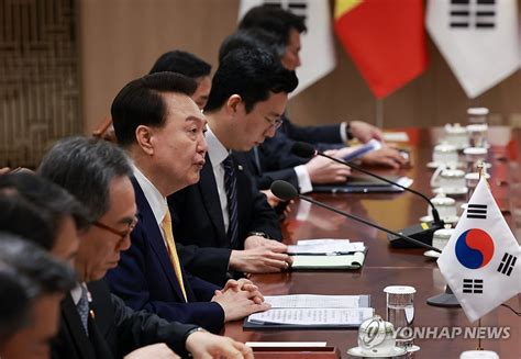 윤석열 대통령 요하니스 루마니아 대통령과 확대 정상회담 연합뉴스