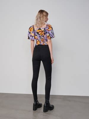 Женские брюки с завышенной талией: фото моделей и как их носить