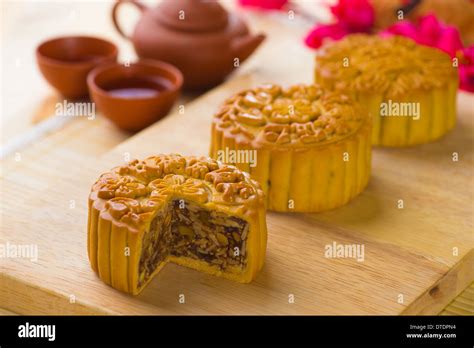 Traditional Chinese mid autumn festival food Stock Photo - Alamy