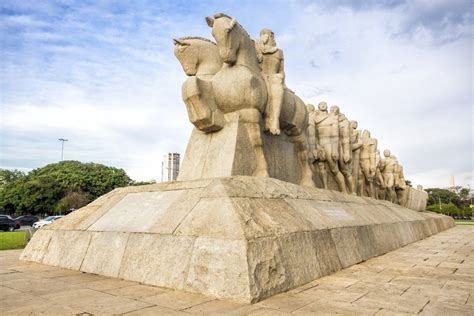 O Monumento às Bandeiras é uma obra de Victor Brecheret em homenagem