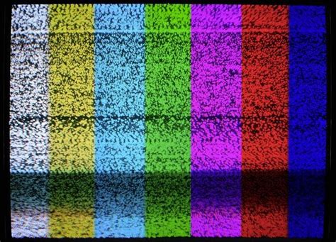 Qué significan las barras de colores que aparecen en el televisor