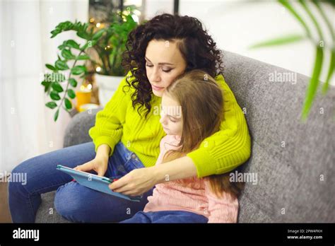 Niña Viendo Computadora Caricatura Fotografías E Imágenes De Alta