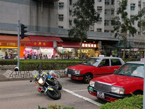 的士司機等紅燈 突衝前撞交通警 網民：香港腳發作？｜車cam直擊 星島日報