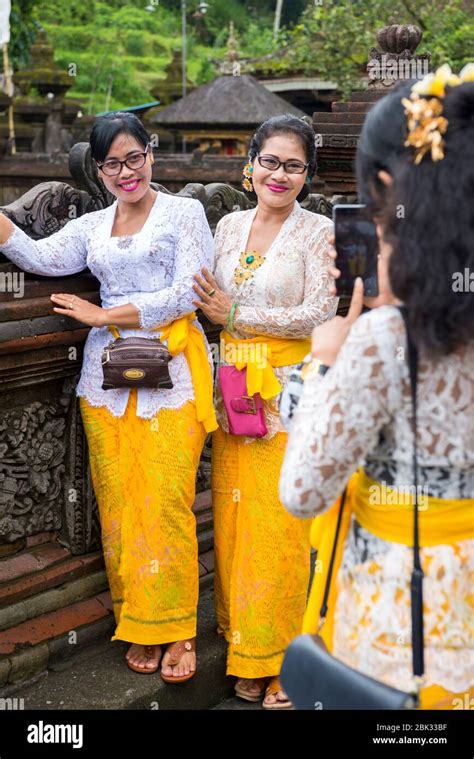 Balinese women in traditional dress at the Pura Tirta Empul temple in ...