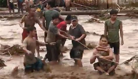 Photo Menegangkan Begini Upaya Penyelamatan Korban Banjir Dahsyat Di