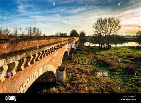 Ville De Moissac Pont Canal Du Cacor Tarn Et Garonne Occitanie France 82 Photo Stock Alamy