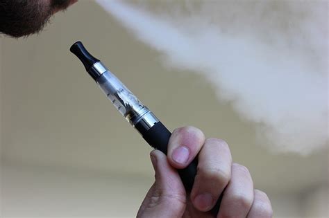 How to Use a Vape Pen With Oil, Wax, E-Juice & Dry Herb – Ecigopedia