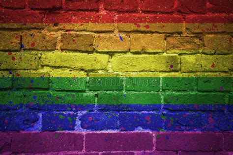 Bandera Pintada Del Arco Iris Del Orgullo Gay En Una Pared De Ladrillo Imagen De Archivo