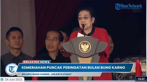 Megawati Sapa Dan Bakar Semangat Ratusan Ribu Simpatisan Dan Kader Pdi