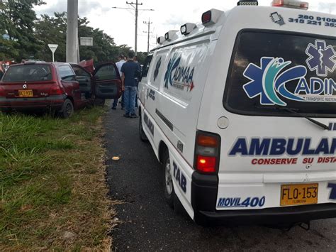 Contra un poste fue a parar vehículo esta mañana en la vía al