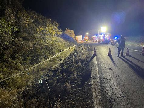 A A Lkw Walzt Leitplanke Nieder Stundenlange Sperrung Hof