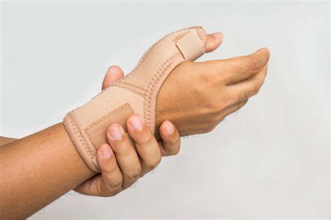 Sprained Wrist: 10 Symptoms of a Sprained Wrist