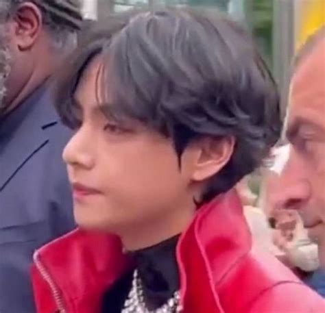 Pin Af Kim Taehyung På Ким Тэхён полет в Париж