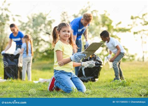 Menina Que Recolhe O Lixo No Parque Imagem De Stock Imagem De Coleta