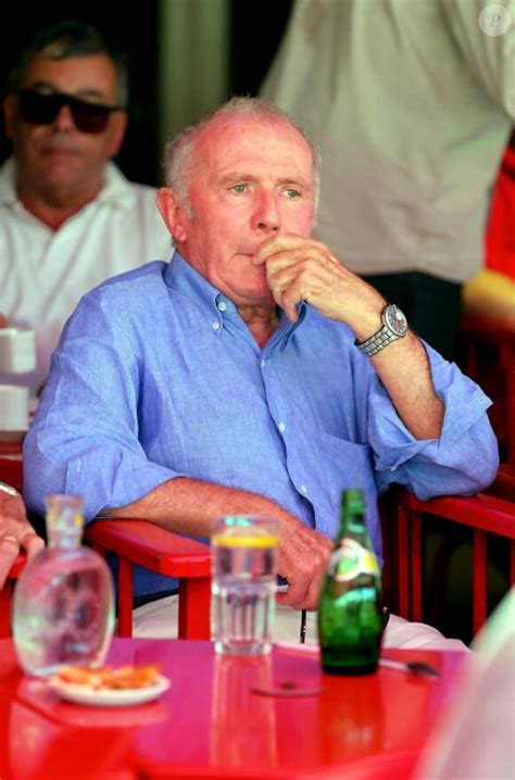 Photo François Pinault à la terrasse du café Sénéquier de Saint