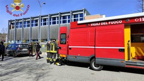 Milano Fuga Di Gas In Una Scuola Evacuati 500 Studenti