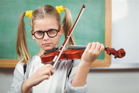 Cute Pupila Tocando Violino Em Uma Sala De Aula Foto Premium