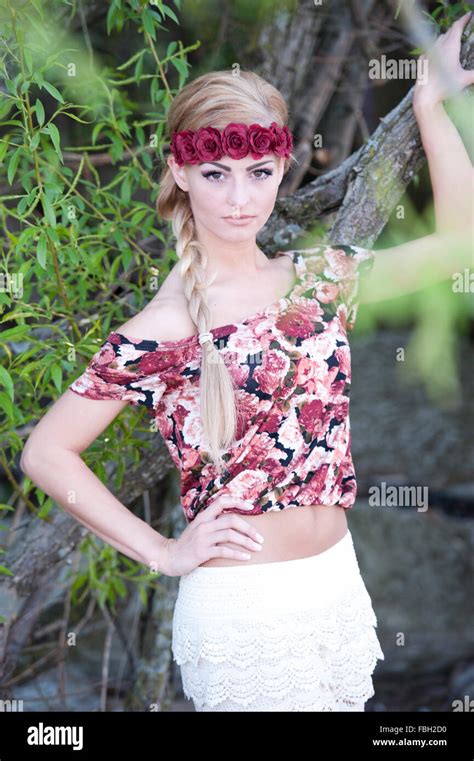 Une Jeune Fille Superbe Blonde Regardant La Cam Ra Tout En Portant Une Couronne De Fleurs Rouge