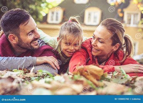 Pais Felizes Que Passam O Tempo Filha Pequena Fim Acima Foto De