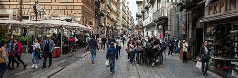 Via Toledo Uma das principais ruas comerciais de Nápoles