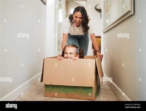 Madre E Hija Jugando Con Una Caja De Cart N Ni A Emocionada Sentada En