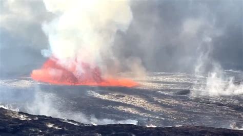 Hawaiis Kilauea Volcano Erupts Less Than A Month After Mauna Loa