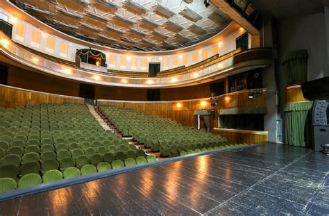 Escenario De Teatro Y Auditorio Con Balcones Y Logias Foto Premium