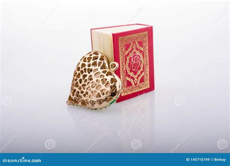 Forma Del Coraz N Y Quran Isl Mico Del Libro Sagrado Imagen De Archivo