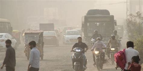 Smog Engulfs Delhi As Aqi Remains Very Poor Noida Slightly Better