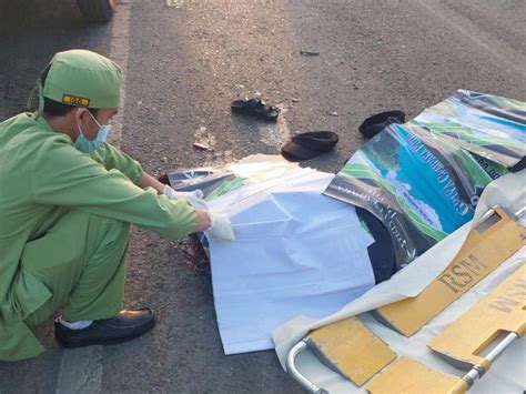 Truk Tronton Pecah Ban Tabrak Motor Di Jalur Nasional Lamongan 1 Tewas