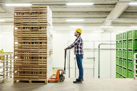 Un trabajador de almacén que usa una carretilla elevadora para conducir