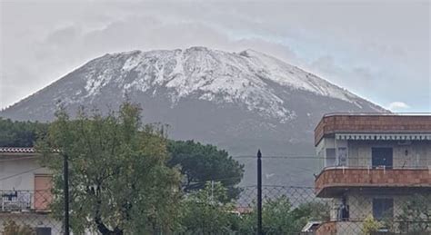 Maltempo In Tutta Italia A Napoli Il Vesuvio Si Tinge Di Bianco Neve