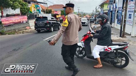 Polisi Urai Kemacetan Di Jalan Raya Maja Kapolsek Maja Terjun Langsung