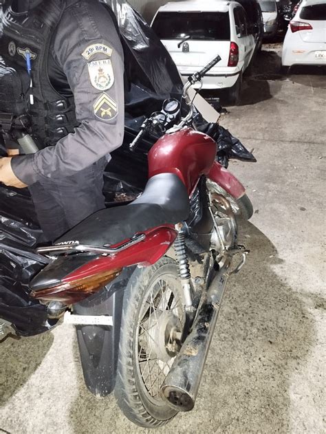 Pol Cia Apreende Moto E Poss Veis Roupas Utilizadas Durante Roubo Em