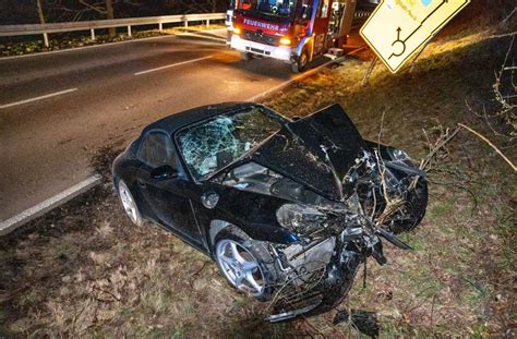 Magstadt Im Kreis B Blingen Porsche Fahrer Kommt Von Der Stra E Ab Und